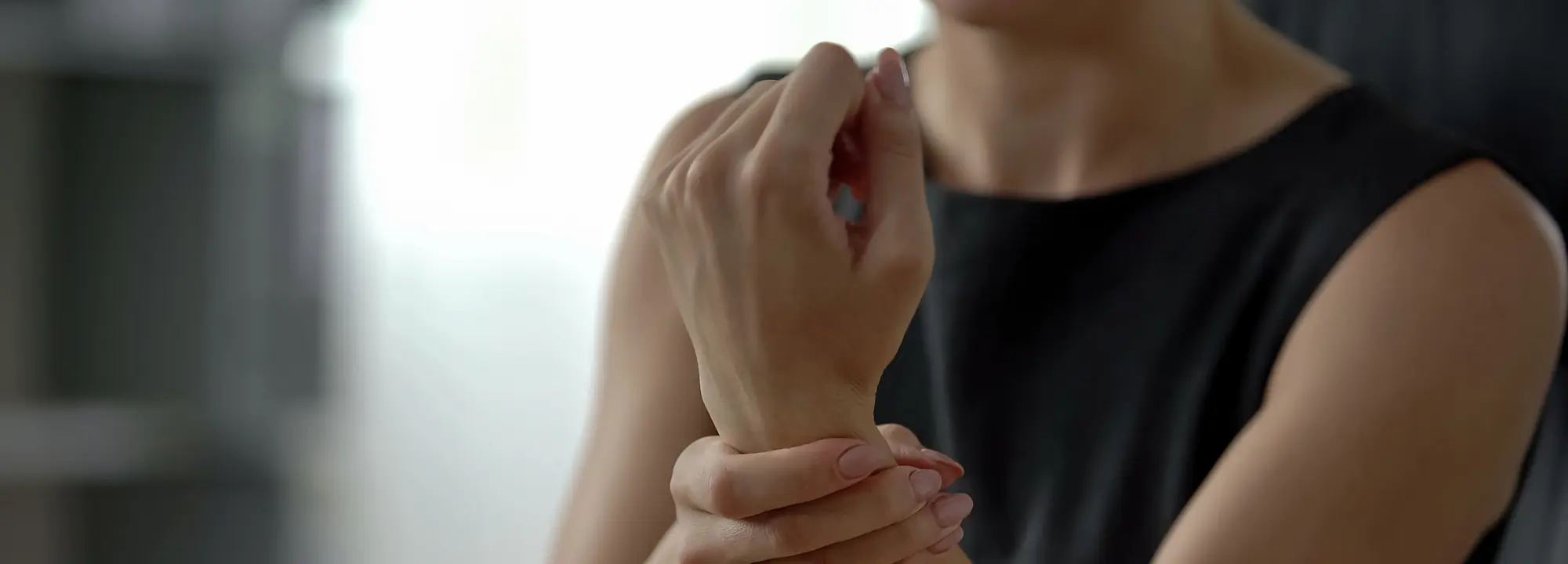 Scapholunate ligament injury - A lady holding her painful wrist